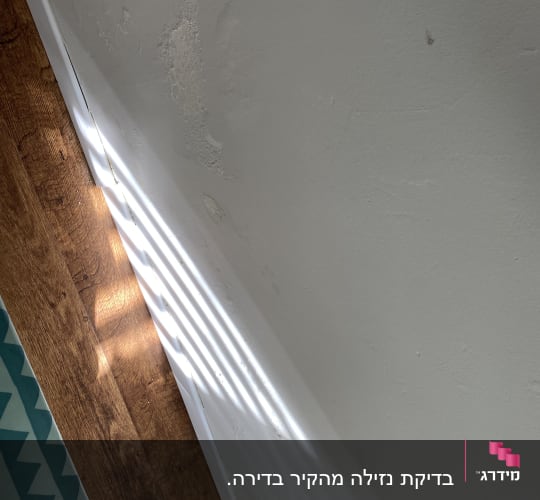 קיר עם סימני רטיבות ותיקונים
